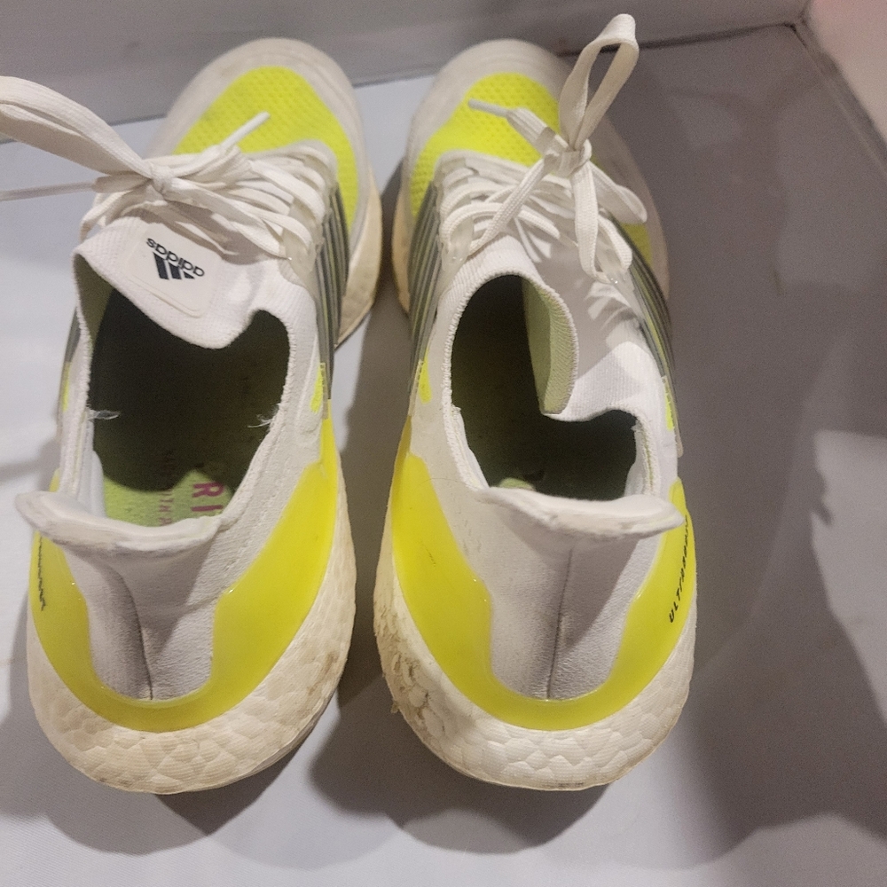 Size 13 Adidas Ultra Boost 22 Mens - Picture 3 of 5